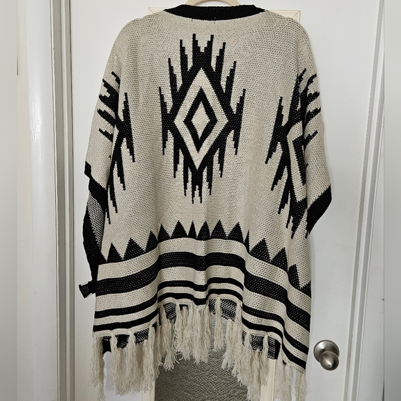 BNWOT - Tan & Black Poncho - Picture 2 of 2